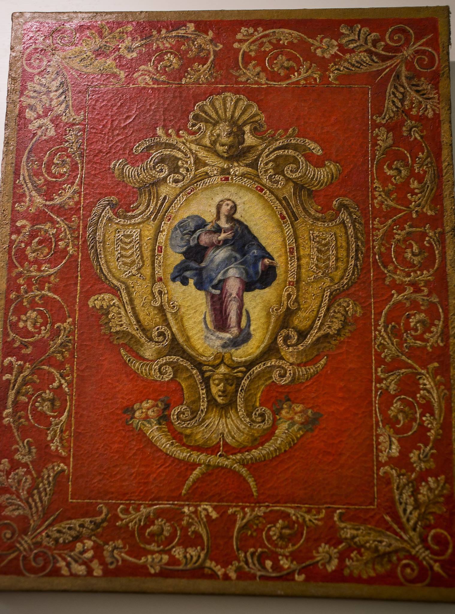 Giovanni Andrea Coppola (1597-1659) "Madonna Immacolata" olio su tela, 64x49 cm  Realizzata con un cartone di cui sono evidenti i segni di ricalco sulla tela, è un dipinto caratteristico per i suoi tocchi di colore in rilievo, che ricordano gli sbalzi e il lavoro di cesello su lamine d'argento utilizzate nell'oreficeria sacra. La parte centrale ricorda i puntali di stendardo che di solito decorano le aste su cui vengono appesi gli emblemi delle confraternite durante le processioni.